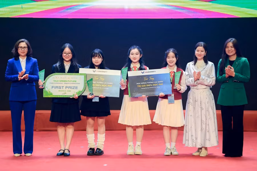 Khoảnh khắc BTC công bố 2 đội giành giải Nhất của cuộc thi "Tiếng nói Xanh" mùa 2