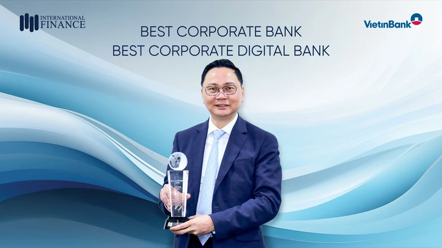 Ông Nguyễn Thanh Tùng Giám đốc Khối KHDN VietinBank nhận giải thưởng