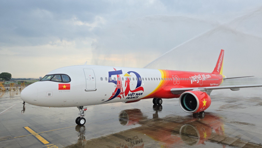 Tàu bay A321 mang hình ảnh biểu tượng kỷ niệm 50 năm quan hệ ngoại giao Việt Nam - Pháp tại sân bay Tân Sơn Nhất.