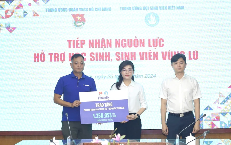 Đại diện Vinamilk trao tặng bảng tượng trưng hơn 1.258.000 sản phẩm (tương đương 6 tỷ đồng) cho đại diện Trung ương Đoàn TNCS Hồ Chí Minh.