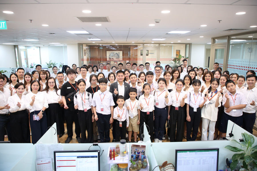 Các em học sinh do Quỹ Ươm mầm ước mơ đỡ đầu háo hức khi được tới thăm Hội sở SeABank. sea-anh-1-cac-em-hoc-sinh-do-quy-uom-mam-uoc-mo-do-dau-hao-huc-khi-duoc-toi-tham-hoi-so-seabank.jpg