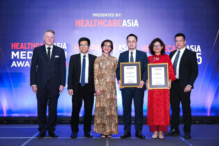 Đại diện Vinmec nhận giải thưởng ở 2 hạng mục gồm “Hệ thống y tế của năm” và “Đổi mới công nghệ y tế của năm” tại lễ trao giải Healthcare Asia Awards 2025.