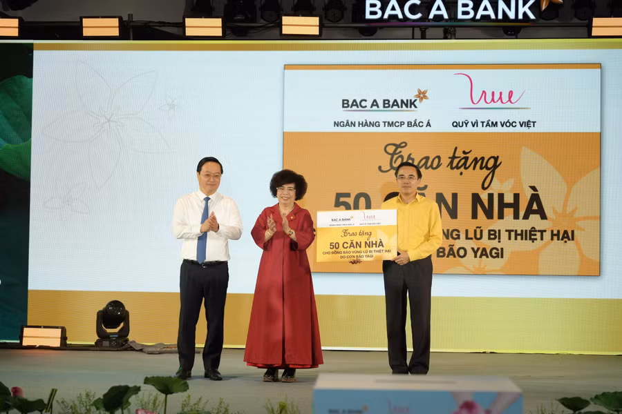 1 BAB AHLĐ Thái Hương trao tặng 50 căn nhà hỗ trợ đồng bào vùng lũ thông qua Ủy ban Mặt trận Tổ quốc tỉnh Nghệ An (2)-min.JPG