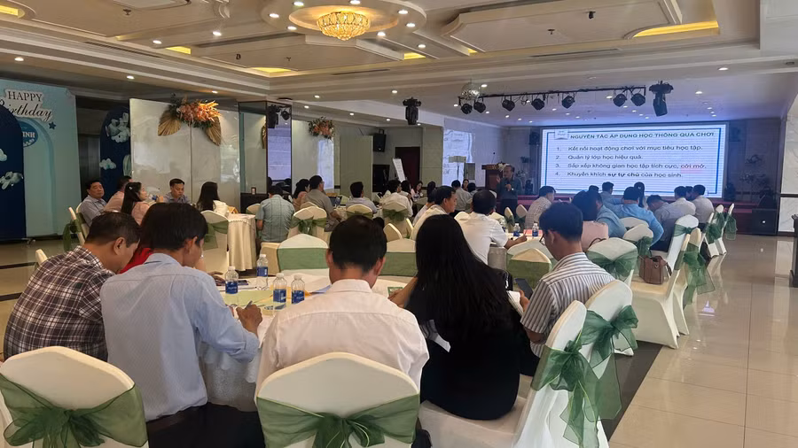 VVOB phối hợp Bộ Giáo dục tập huấn, bồi dưỡng chuyên môn cho giáo viên, cán bộ quản lý. Hình ảnh VVOB