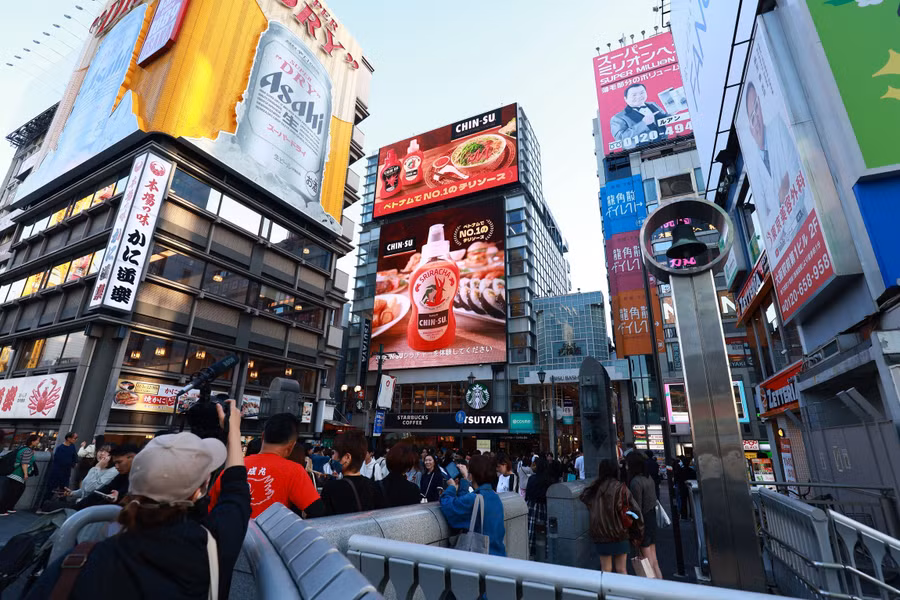2-ms-tuong-ot-chin-su-xuat-hien-hoanh-trang-tai-khu-pho-am-thuc-soi-dong-dotonbori-osaka.jpg