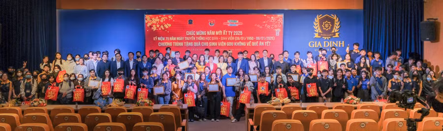 Sinh viên trường Đại học Gia Định nhận quà nhân dịp Tết Ất Tỵ 2025. Ảnh: GDU