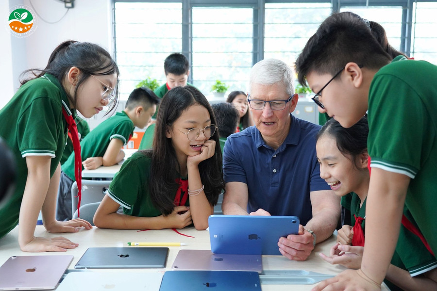 CEO Apple Tim Cook ghé thăm và dự giờ tiết học tại Ngôi Sao Hà Nội a3-nga.png