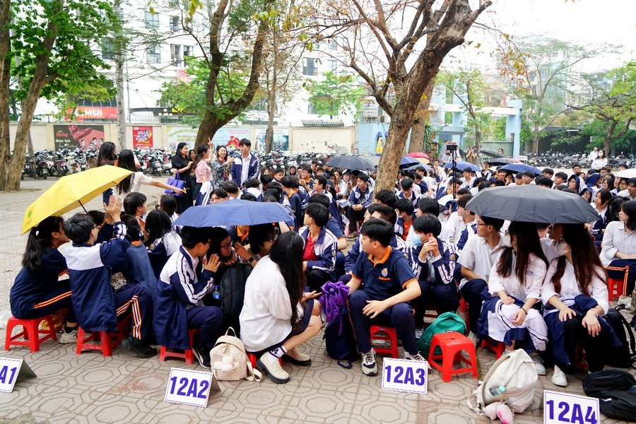 Thời tiết mưa nhỏ không ngăn cản được nhiệt huyết của cô và trò a5-cd-b3.jpg