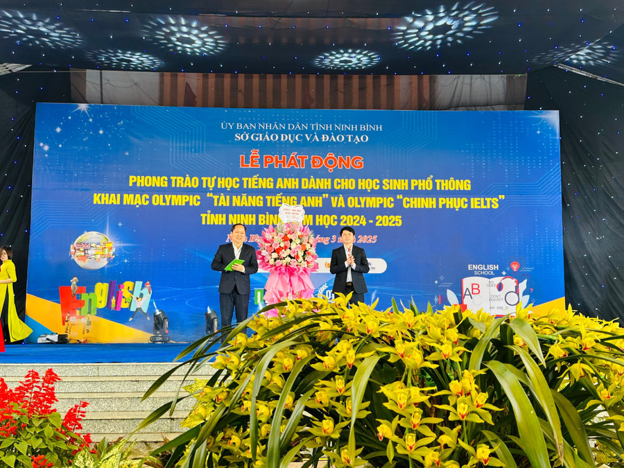 Ninh Bình: Phát động phong trào học sinh THPT tự học Tiếng Anh 