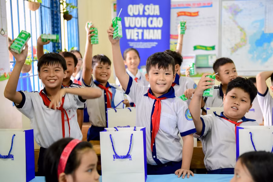 Vinamilk- Quỹ sữa Vươn cao VN năm 18 mang nửa triệu hộp sữa đến với trẻ khó khăn