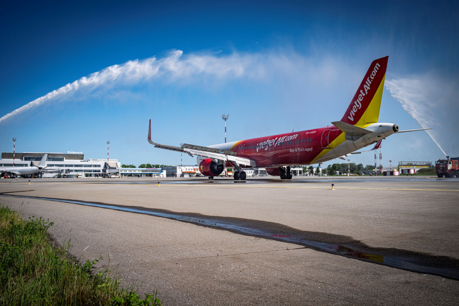 Tàu bay Vietjet được chào mừng tại sân bay Khabarovsk. photo-7-vj.jpg