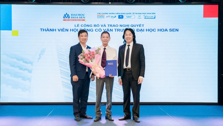 Ông Hoàng Quốc Việt – Chủ tịch Hội đồng cố vấn HSU (ngoài cùng bên phải) trao quyết định bổ nhiệm thành viên Hội đồng cố vấn cho TS Nguyễn Hữu Lam