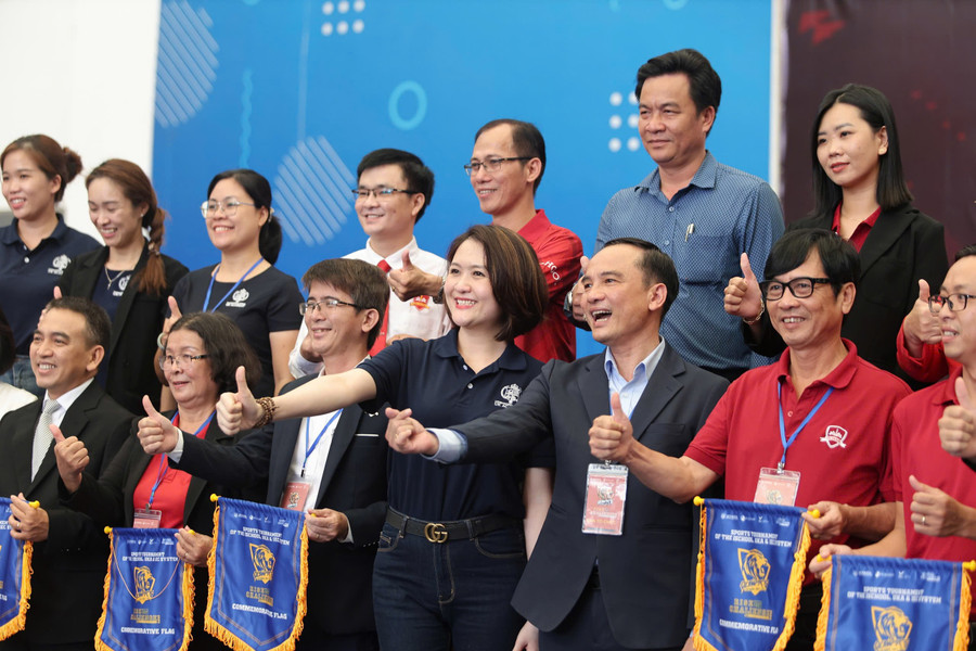 Đội ngũ Ban Giám hiệu, đại diện Hệ thống tham gia nhận cờ lưu niệm trong giải khai mạc. 3-nh-doi-ngu-ban-giam-hieu-dai-dien-he-thong-tham-gia-nhan-co-luu-niem-trong-giai-khai-mac-8004-1934.jpg
