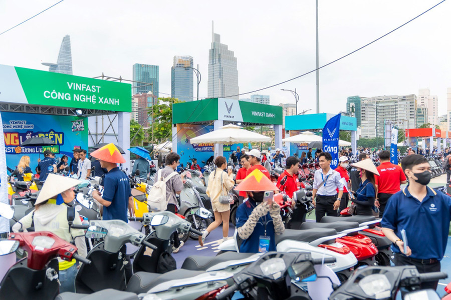 Gian hàng của các đại lý tại sự kiện “VinFast Xanh Fest Icon” luôn tấp nập người tìm hiểu các dòng xe máy điện.