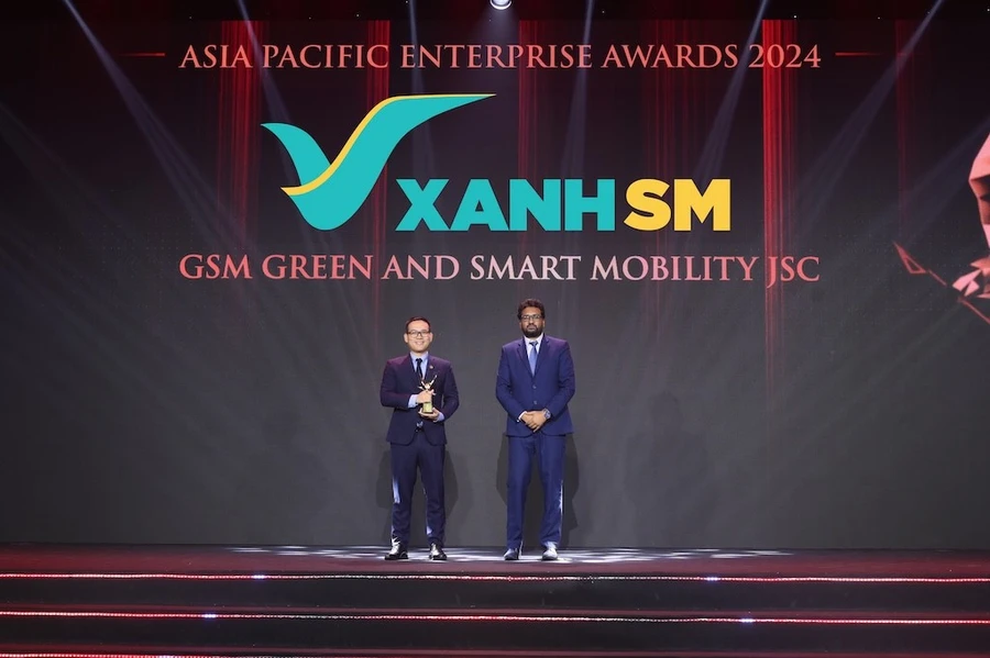 Ông Phạm Thanh Tú - Đại diện Xanh SM (bên trái) nhận giải thưởng Fast Enterprise Award – "Doanh nghiệp tăng trưởng nhanh" của Hiệp hội Doanh nghiệp Châu Á - Enterprise Asia