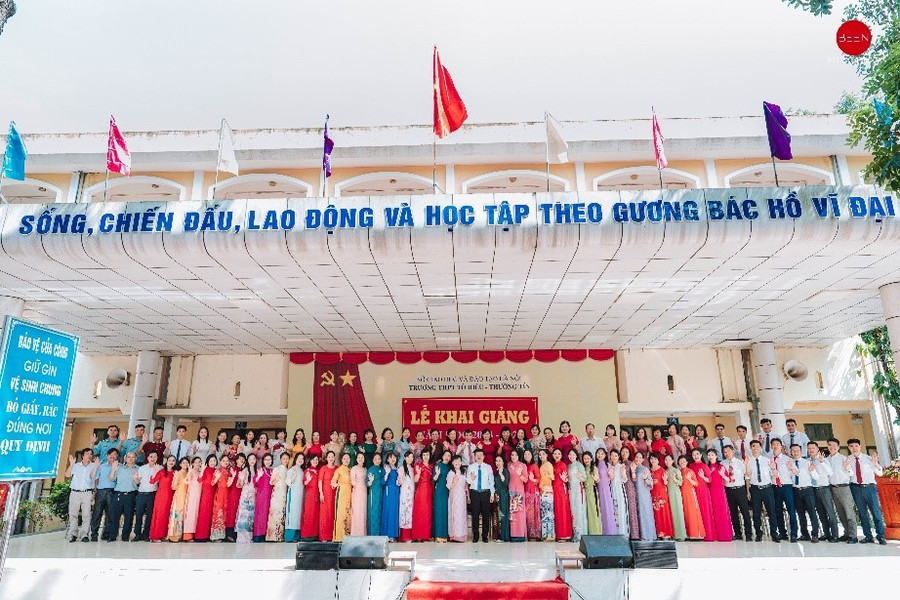 Tập thể cán bộ, giáo viên, nhân viên trường THPT Tô Hiệu