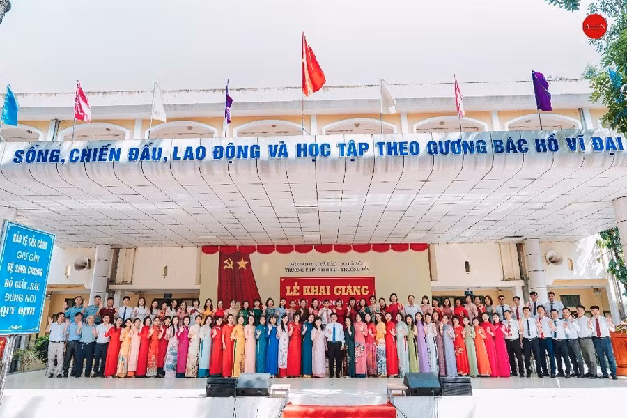 Tập thể cán bộ, giáo viên, nhân viên trường THPT Tô Hiệu