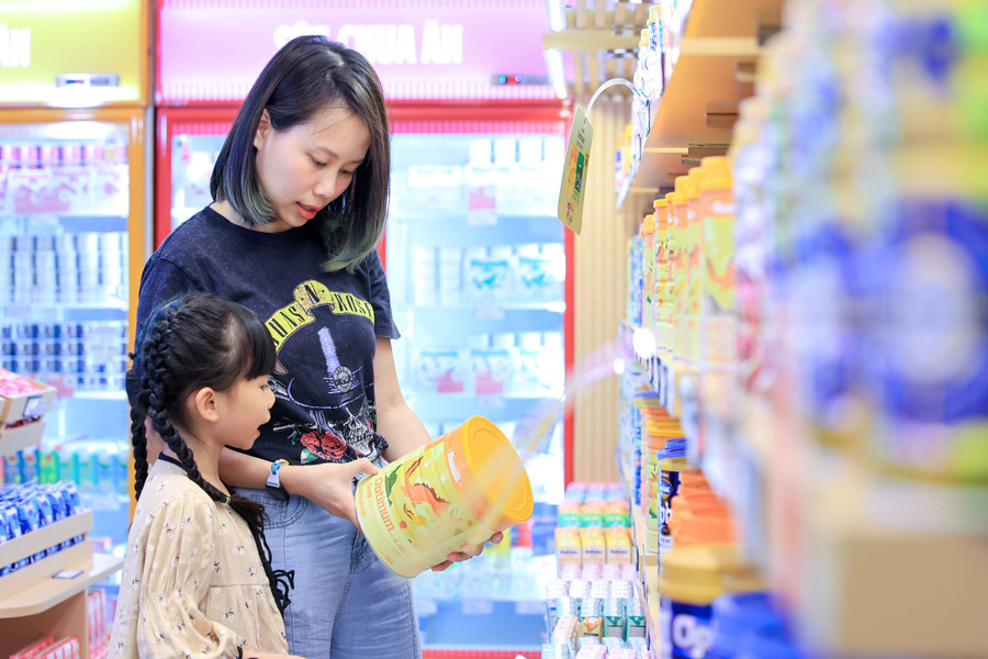 Optimum là dòng sữa đầu tiên tại Việt Nam có chứa 6 HMO – thành phần chiếm đến 58% tổng lượng HMO có trong sữa mẹ (Ảnh: Minh Anh). anh-3b-vnm-3.jpg