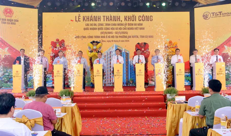 Các đại biểu thực hiện nghi lễ khởi công công trình nhà ở xã hội tại phường An Xuyên, tỉnh Cà Mau