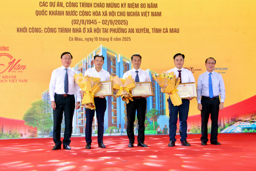 Lãnh đạo tỉnh Cà Mau trao Bằng khen cho các tập thể và cá nhân đã có đóng góp tích cực trong việc triển khai chương trình nhà ở xã hội tại địa phương anh-5-tt.jpg