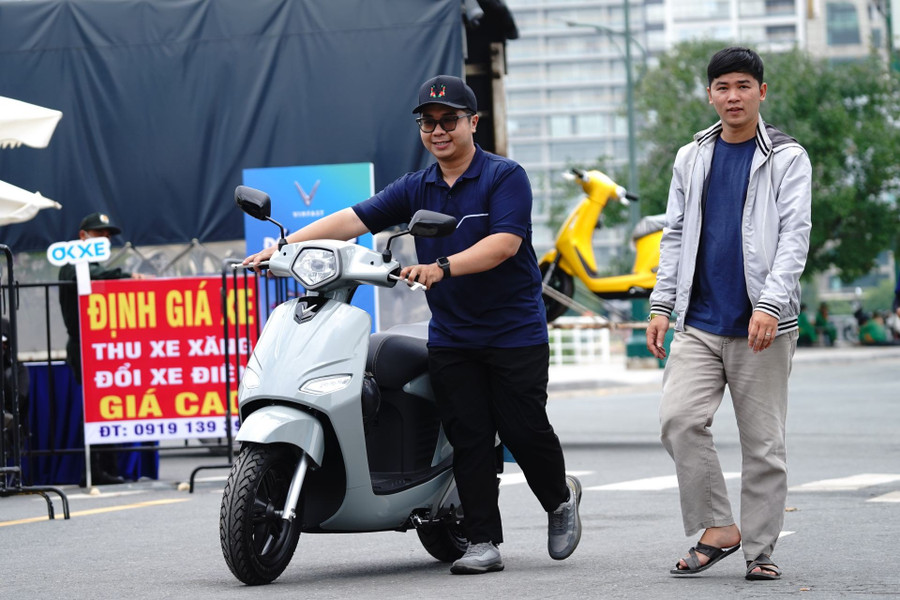 Anh Đắc Đạt bán chiếc Yamaha Jupiter cũ để lên đời chiếc VinFast Vento Neo. 2-vin.jpg