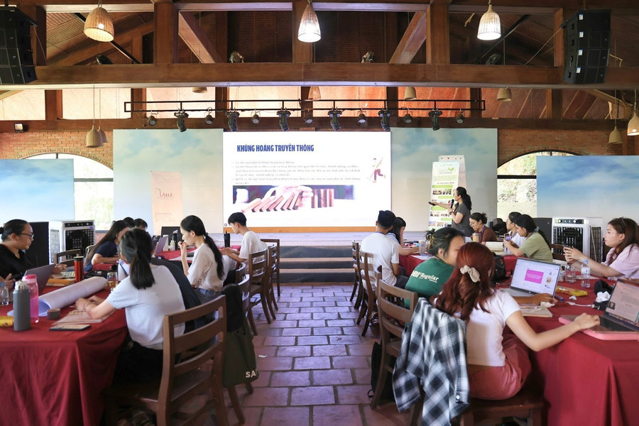 Học viên được cung cấp những kiến thức, kỹ năng thực tiễn về chủ đề truyền thông, đặc biệt là truyền thông về môi trường, với sự hướng dẫn của Tiến sĩ Nguyễn Nga Huyền a3-tien.jpg