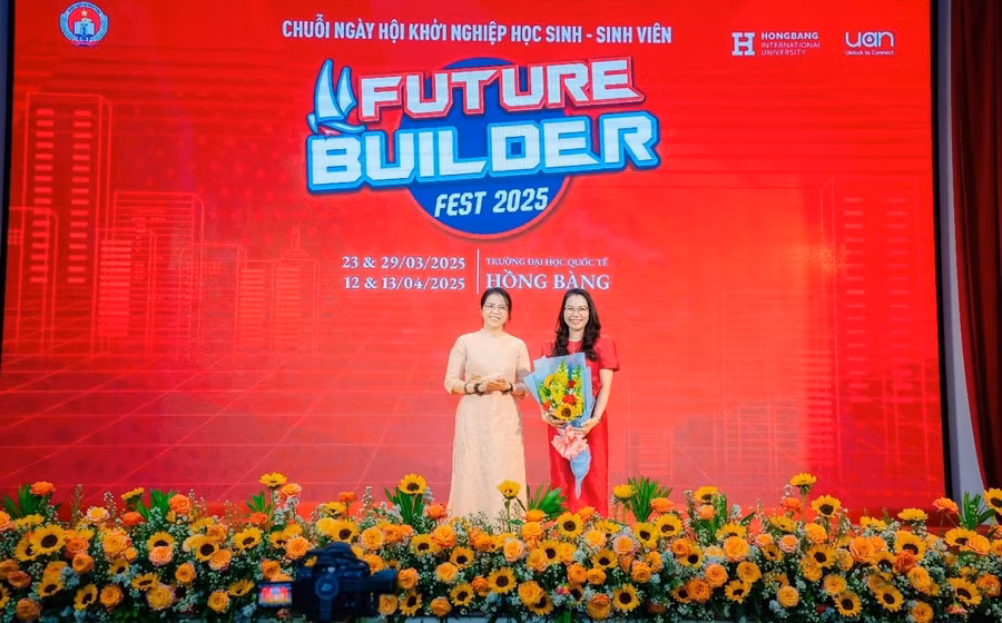 Đại diện đơn vị tổ chức: ThS. Trần Thuý Trâm Quyên (áo đỏ) Phó hiệu trưởng HIU cùng chị Cao Thị Thiên Phúc - Trưởng Phòng Chính Trị Tư Tưởng Sở GD & ĐT TP.HCM