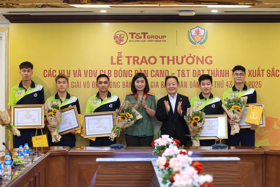 Ông Đỗ Quang Hiển, Nhà sáng lập, Chủ tịch Điều hành Tập đoàn T&T Group và Đại tá Nguyễn Thị Thúy Thanh, Phó Cục trưởng Cục Công tác Đảng và công tác chính trị (Bộ Công an), Phó Chủ tịch kiêm Tổng thư ký Hiệp hội Thể thao CAND Việt Nam trao thưởng cho các VĐV xuất sắc giành HCV