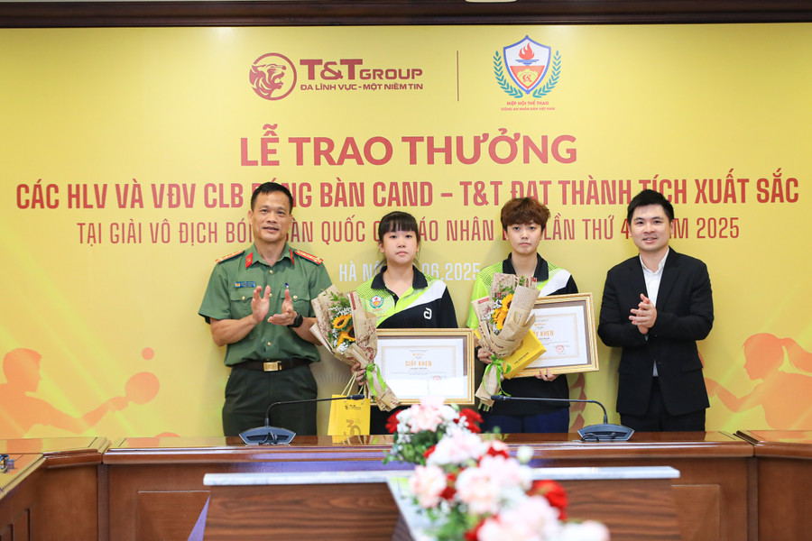 Ông Đỗ Vinh Quang, Phó Chủ tịch HĐQT Tập đoàn T&T Group và Đại tá Nguyễn Xuân Hải, Giám đốc Trung tâm Huấn luyện và Thi đấu Thể thao CAND trao thưởng cho VĐV Hoàng Trà My và Trần Mai Ngọc. anh-2-tt.jpg