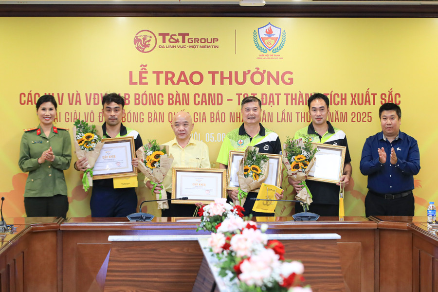 Ban Huấn luyện CLB Bóng bàn CAND – T&T nhận giải thưởng sau thành tích đạt được tại Giải vô địch Bóng bàn quốc gia Báo Nhân Dân vừa qua. anh-4-tt.jpg