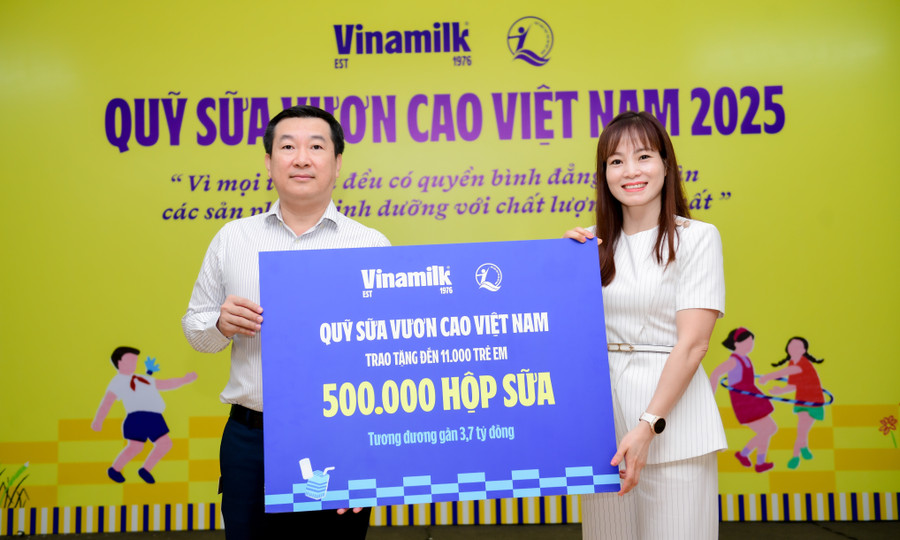 Ông Đỗ Thanh Tuấn – Giám đốc Đối ngoại Vinamilk – trao tặng bảng tượng trưng 500.000 hộp sữa cho đại diện Quỹ Bảo trợ Trẻ em Việt Nam nhân dịp khởi động Quỹ sữa năm 2025 (Ảnh: Nam Anh). anh-1-vnm.jpg