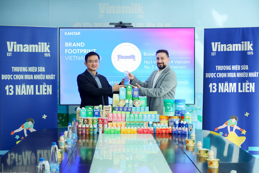 Ông Nguyễn Quang Trí (bên trái) đại diện Vinamilk đón nhận danh hiệu Thương hiệu sữa được chọn mua nhiều nhất năm thứ 13 liên tiếp (Ảnh: Nguyên Phương). anh-2-a-vnm-chuyen-doi.jpg