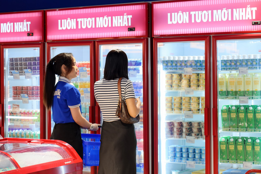Đổi mới ấn tượng, “bắt sóng” giới trẻ, Vinamilk được nhóm khách hàng trẻ chú ý và yêu thích (Ảnh: Nguyên Phương). anh-4c-vnm.jpg