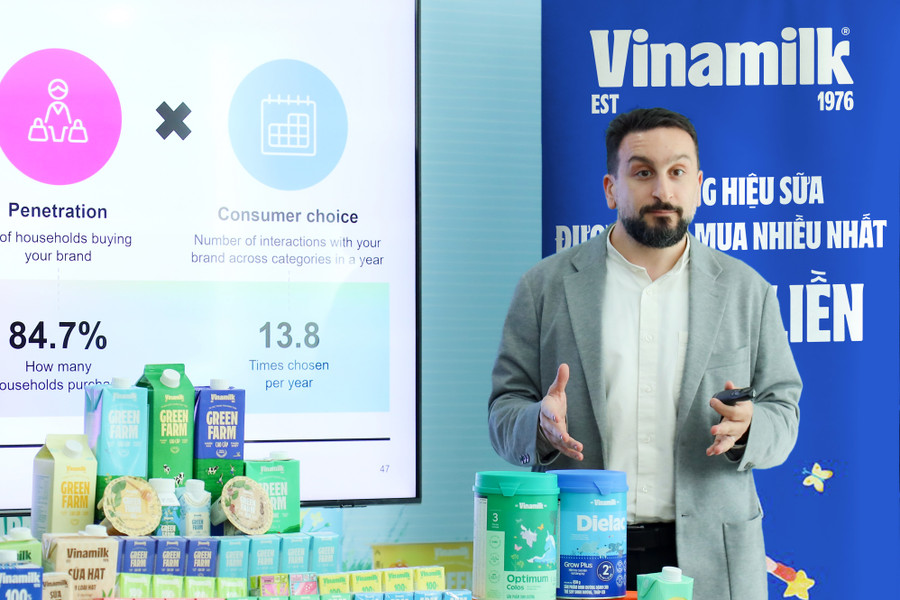 Ông Peter Christou - Tổng giám đốc Kantar Vietnam, Worldpanel Division - chia sẻ về kết quả của báo cáo Dấu chân thương hiệu (Ảnh: Nguyên Phương). anh-3a-vnm.png