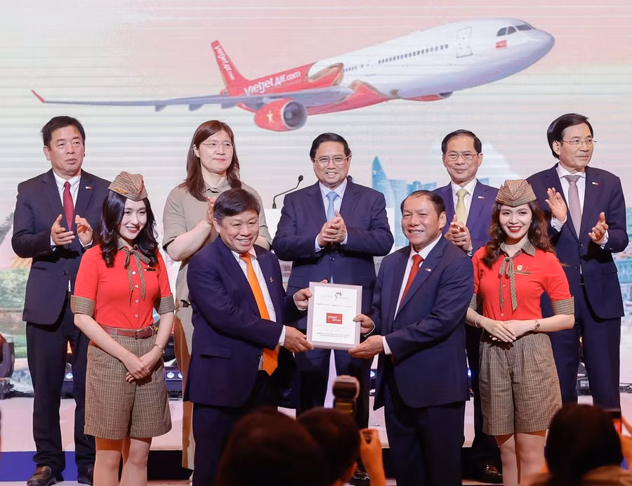 Dưới sự chứng kiến của Thủ tướng Phạm Minh Chính, Bộ trưởng Bộ VHTT&DL Nguyễn Văn Hùng trao tặng Kỷ niệm chương chúc mừng cho hành trình 10 năm kết nối giữa Việt Nam - Hàn Quốc của Vietjet