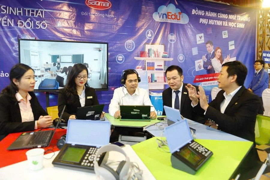Đ/c Nguyễn Trường Chinh - Thị ủy viên, Trưởng phòng GD&ĐT thị xã Sa Pa tham dự hội nghị chuyển đổi số và trí tuệ thông minh AI. a2-tiep.png
