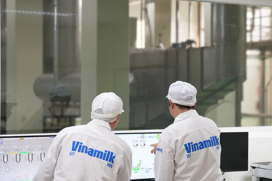 Phân đoạn sản xuất tự động tại nhà máy sữa bột Việt Nam của Vinamilk. 3-vnm-sua-bot-02b.jpg