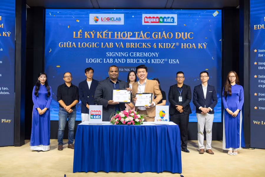 Khoảnh khắc chính thức ký kết hợp tác độc quyền giữa LogicLab Việt Nam và Bricks 4 Kidz® Hoa Kỳ, mở ra chương mới cho giáo dục STEAM tại Việt Nam