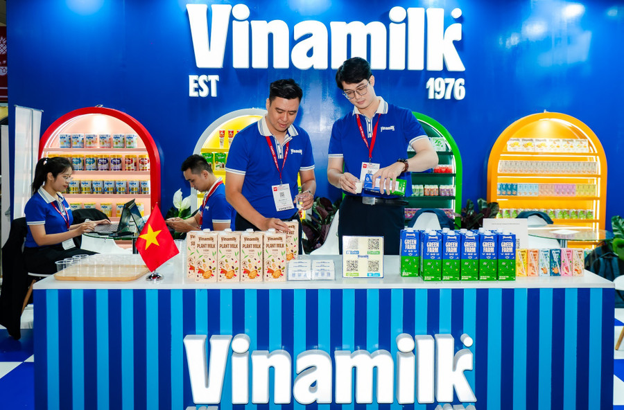 Gian trưng bày Vinamilk hiện diện ấn tượng tại ThaiFex 2025 và thu hút sự quan tâm của nhiều khách tham quan. 5-vnm-thaifex-02b.jpg