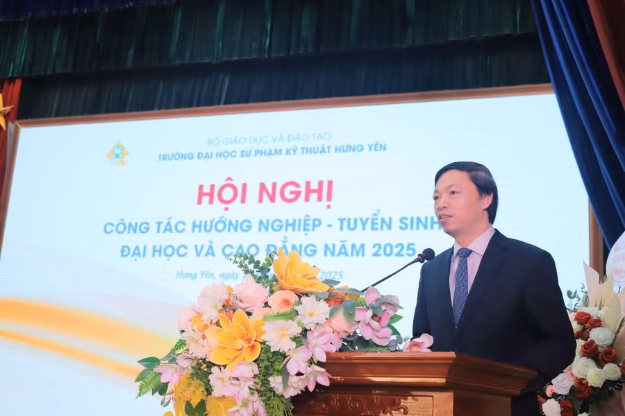 PGS.TS Bùi Trung Thành – Hiệu trưởng nhà trường phát biểu 