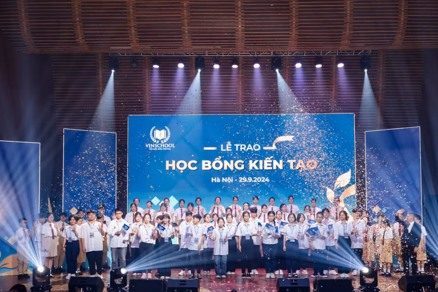 Các em học sinh được trao tặng học bổng Kiến tạo 2024 trong buổi lễ.