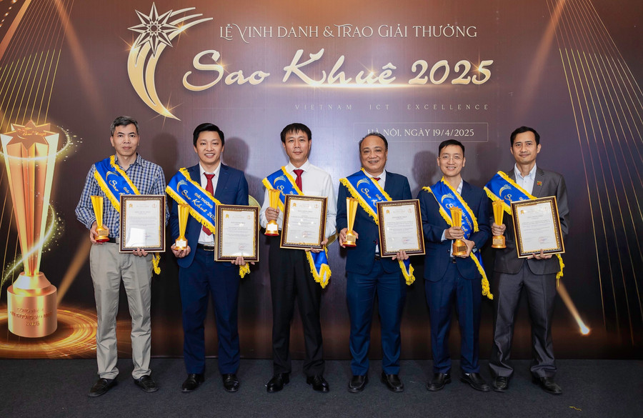  Đại diện Agribank nhận Cup và chứng nhận sản phẩm xuất sắc của ngành phần mềm , công nghệ thông tin Việt Nam - Giải thưởng Sao Khuê 2025