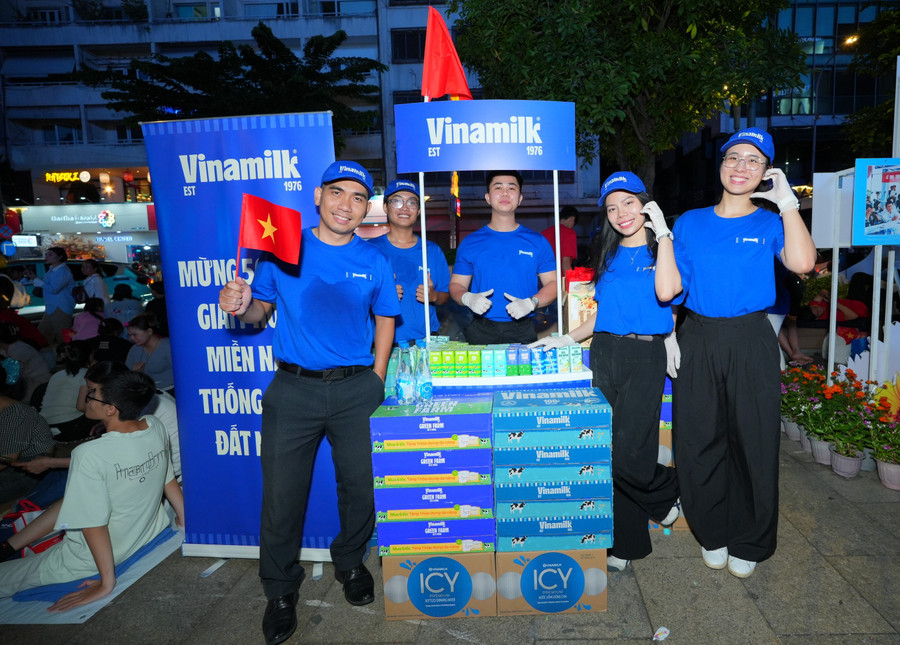 Từ sáng sớm 30/4, đội ngũ Vinamilk đã sẵn sàng tiếp ứng các sản phẩm sữa và nước đóng chai cho lực lượng trước giờ diễu hành. vnm-3004-01a.jpg