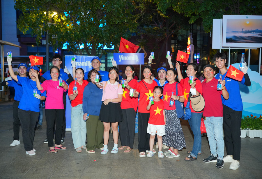 Vinamilk có mặt dọc tuyến đường Nguyễn Huệ, bến Bạch Đằng suốt 2 ngày 29 và 30/4. vnm-3004-06.jpg