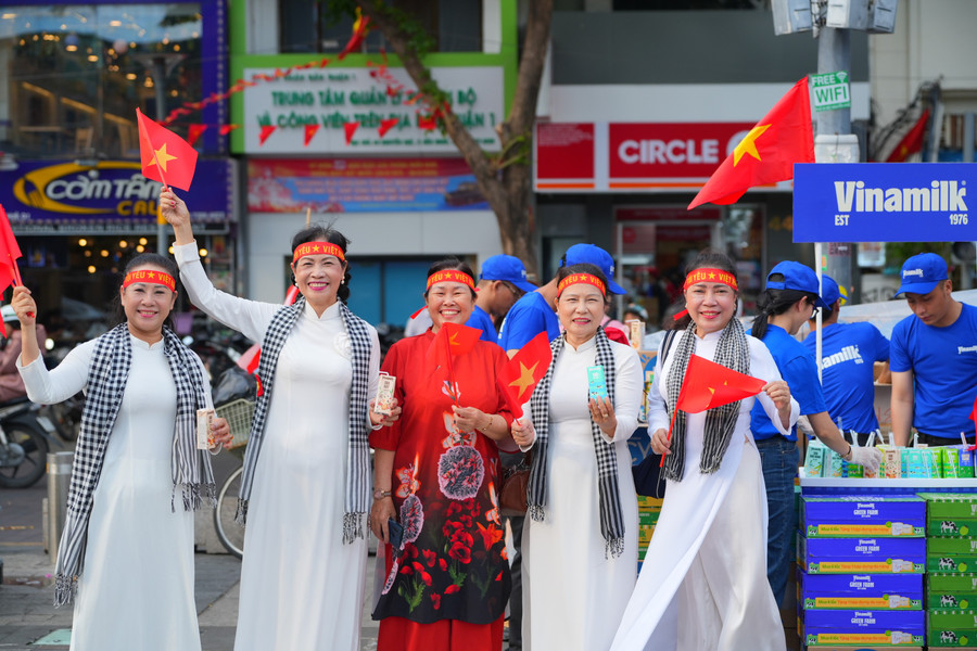 Người dân dù lứa tuổi nào, thế hệ, nghề nghiệp nào cũng đều hòa mình hân hoan kỷ niệm ngày đại thắng, thống nhất non sông. Thu Thảo (24 tuổi, ngụ TPHCM) cho biết, đây là lần đầu tiên được đón mừng dịp lễ lớn như vậy, cảm giác “cắm trại” giữa biển người, ai cũng chung một niềm vui, tự hào về đất nước khiến cô càng cảm thấy rõ nét hơn tinh thần dân tộc, tình yêu nước để trưởng thành và có trách nhiệm hơn với quê hương. vnm-3004-07b.jpg