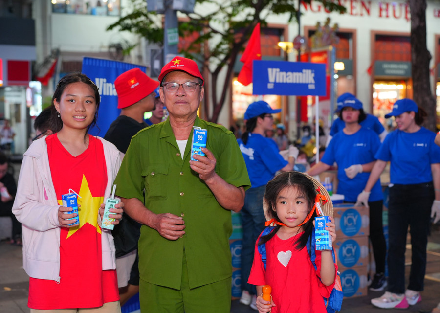 Người ông cựu chiến binh dắt cháu đi chơi lễ và cũng để truyền đạt đến các cháu một giai đoạn lịch sử hào hùng và lòng biết ơn thế hệ cha ông. vnm-3004-08.jpg