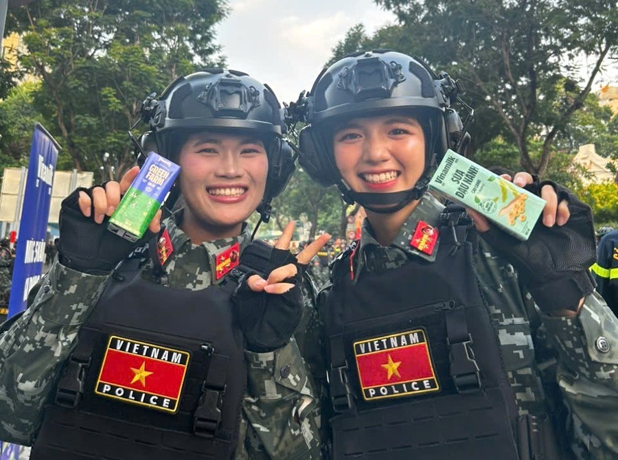 Các “bông hồng thép” nạp thêm dinh dưỡng chuẩn bị cho cuộc diễu binh. vnm-3004-02a.jpg