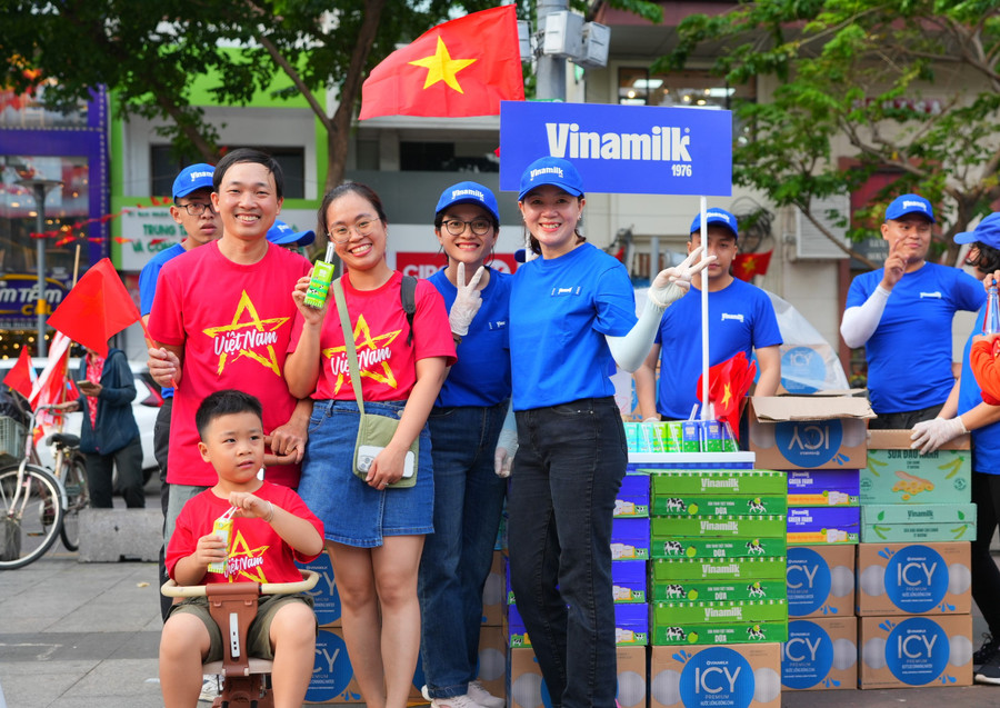 Không chỉ tiếp ứng cho lực lượng diễu binh, Vinamilk cũng trao tặng sản phẩm, hòa chung niềm hân hoan của người dân mừng đại lễ. vnm-3004-05a.jpg