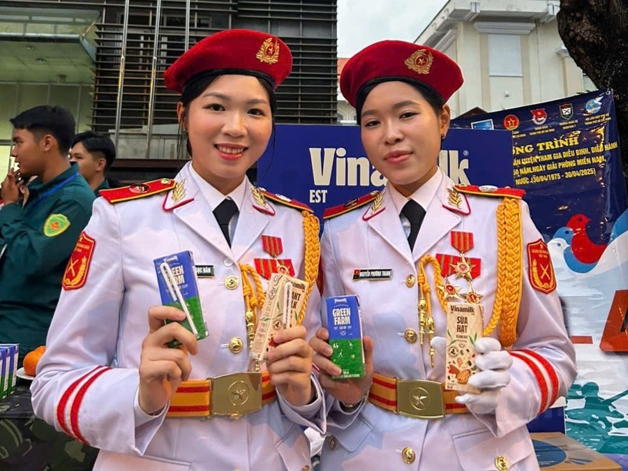 Các chiến sĩ thích thú khi thử sản phẩm mới của Vinamilk là sữa tươi Green Farm rất ít đường và sữa 9 hạt Vinamilk vnm-3004-03.jpg