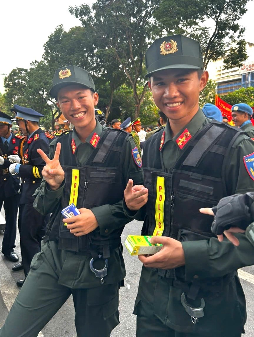 Niềm vui rạng ngời của các anh lính trẻ trước giờ diễu binh chính thức mừng kỷ niệm 50 năm Giải phóng miền Nam, thống nhất đất nước và được tiếp thêm dinh dưỡng từ Vinamilk. vnm-3004-04b.jpg